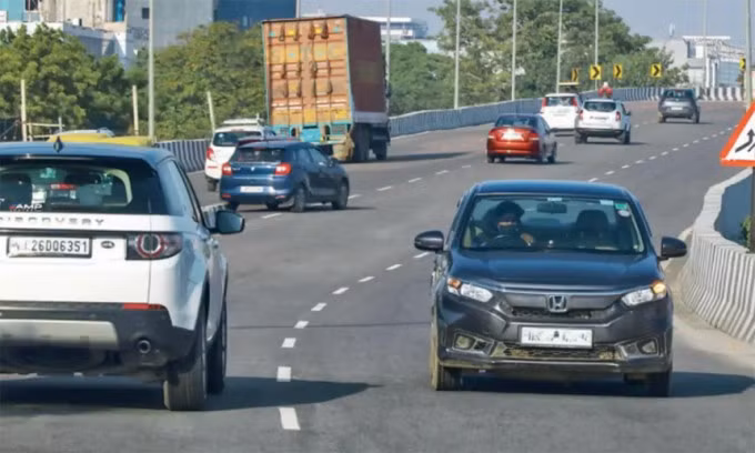 Một ôtô chạy ngược chiều tại Ấn Độ. Ảnh: TOI