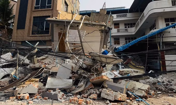 Công trình đổ nát tại Mandalay sau trận động đất 7,7 độ ở miền trung Myanmar hôm 28/3. Ảnh: AFP