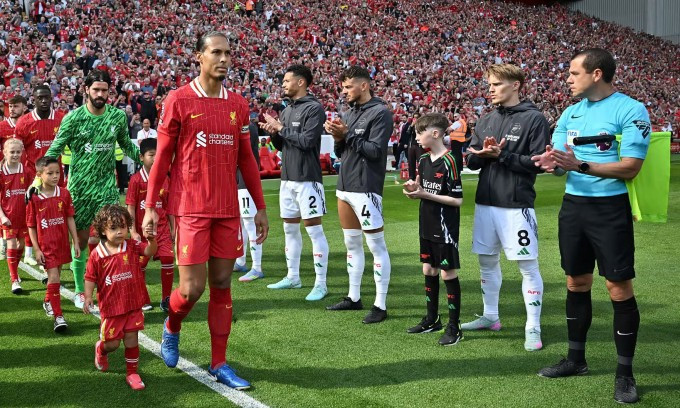 Cầu thủ Arsenal và trọng tài vỗ tay nghênh đón tân vương Liverpool trước trận trên sân Anfield, thành phố Liverpool, Vương quốc Anh, vòng 36 Ngoại hạng Anh ngày 11/5/2025. Ảnh: LFC Cầu thủ Arsenal và trọng tài vỗ tay nghênh đón tân vương Liverpool trước trận trên sân Anfield, thành phố Liverpool, Vương quốc Anh, vòng 36 Ngoại hạng Anh ngày 11/5/2025. Ảnh: LFC