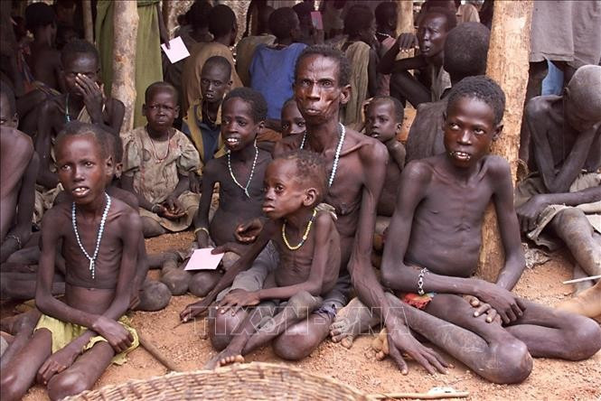 Người dân Sudan chờ nhận thực phẩm tại một trại tị nạn của Quỹ Nhi đồng LHQ ở Wau, miền Nam Sudan. Ảnh tư liệu: AFP/TTXVN