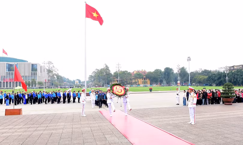 Đoàn đại biểu Giải thưởng Lý Tự Trọng năm 2025 đặt vòng hoa và vào Lăng viếng Chủ tịch Hồ Chí Minh. Ảnh: Xuân Tùng