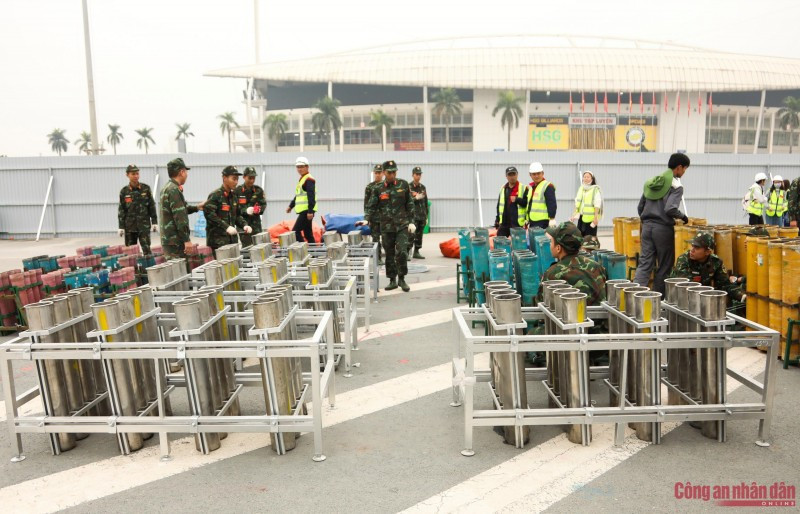 Theo phương án, tổng số pháo hoa phục vụ chương trình gồm 4.600 quả pháo hoa nổ tầm cao, 950 giàn phun hoa các loại và 4.400 ống pháo hoa hỏa thuật.