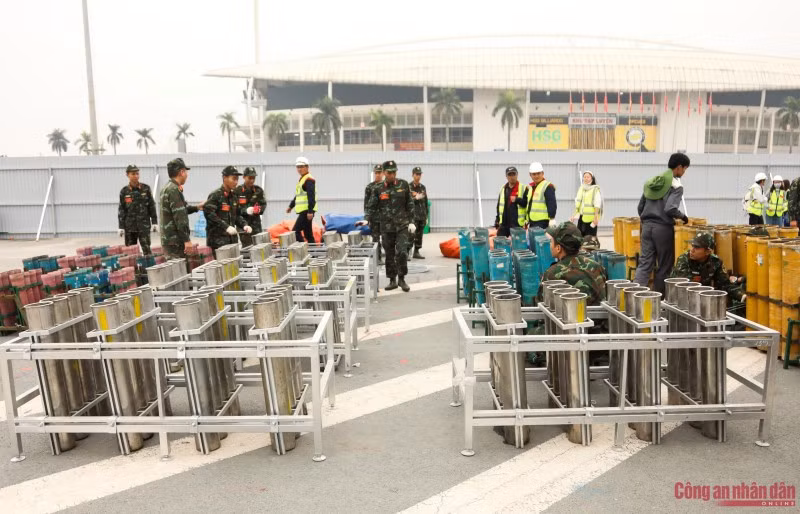 Theo phương án, tổng số pháo hoa phục vụ chương trình gồm 4.600 quả pháo hoa nổ tầm cao, 950 giàn phun hoa các loại và 4.400 ống pháo hoa hỏa thuật.