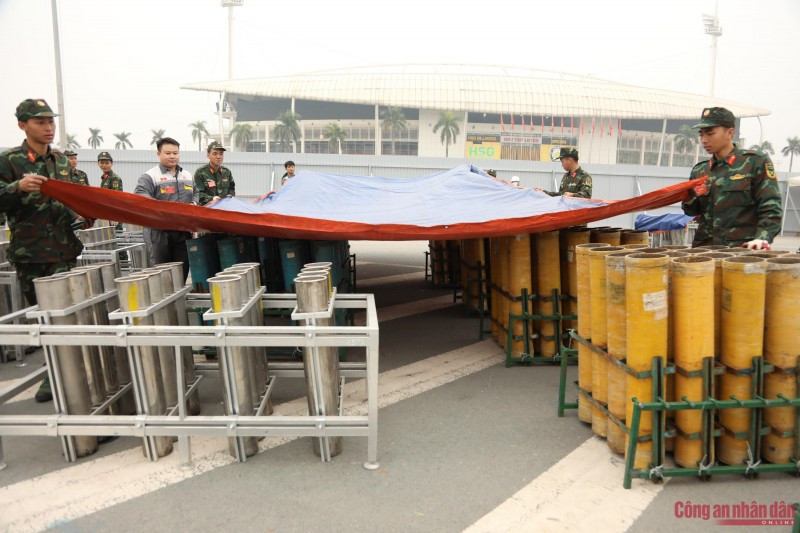 Sau khi lắp đặt ống phóng, các giá được phủ bạt để đảm bảo an toàn.