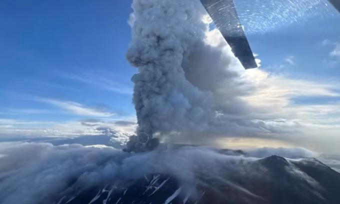 Cột tro bụi từ núi lửa Krasheninnikov ngày 3/8. Ảnh: RBC