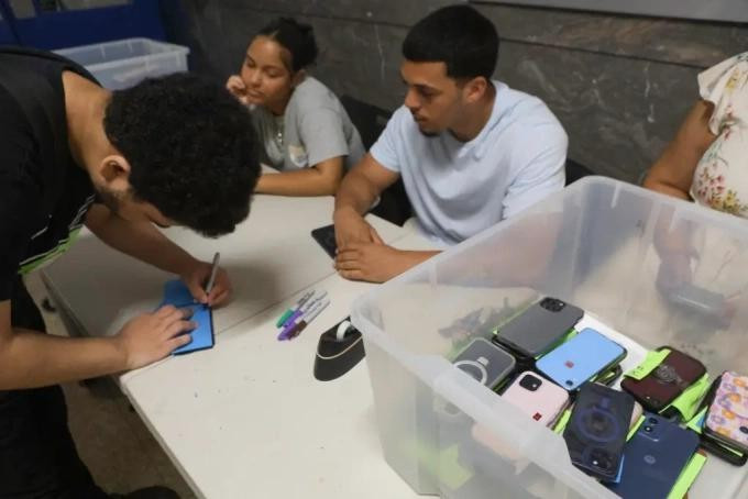 Học sinh nộp lại điện thoại thông minh khi đến trường. Ảnh: New York Post