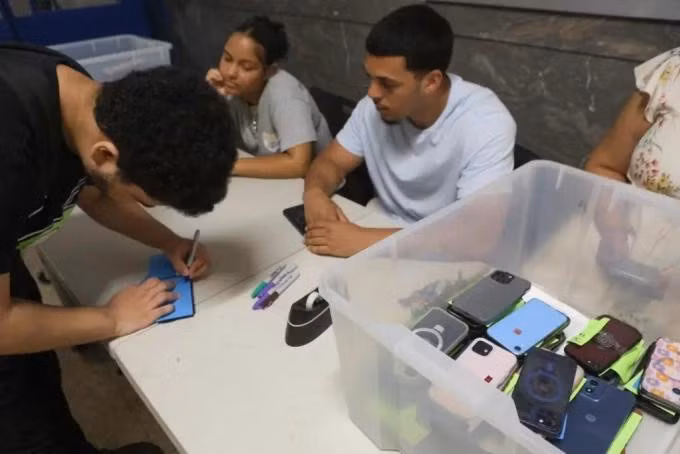 Học sinh nộp lại điện thoại thông minh khi đến trường. Ảnh: New York Post