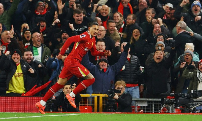 Tiền đạo Darwin Nunez mừng bàn trong trận Liverpool thắng Aston Villa 2-0 trên sân Anfield, thành phố Liverpool, vòng 11 Ngoại hạng Anh ngày 9/11/2024. Ảnh: Reuters Tiền đạo Darwin Nunez mừng bàn trong trận Liverpool thắng Aston Villa 2-0 trên sân Anfield, thành phố Liverpool, vòng 11 Ngoại hạng Anh ngày 9/11/2024. Ảnh: Reuters
