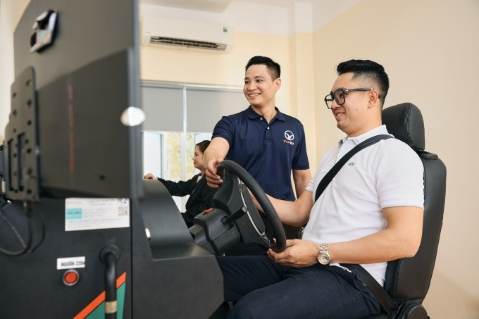 Một học viên trải nghiệm thiết bị lái xe mô phỏng. Ảnh: VinDT Một học viên trải nghiệm thiết bị lái xe mô phỏng. Ảnh: VinDT