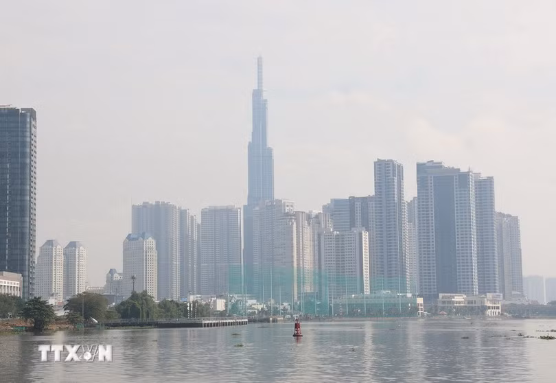 Khu căn hộ cao cấp cùng tòa Landmark 81 ở Thành phố Hồ Chí Minh bị che phủ bởi bụi mịn. (Ảnh: Hồng Đạt/TTXVN)