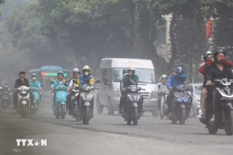 Thi công đường gây ô nhiễm không khí. (Ảnh: Minh Quyết/TTXVN)