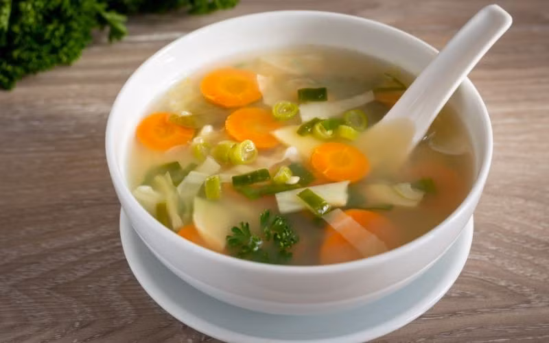 Sau uống bia rượu nên ăn cháo loãng, súp ấm dễ tiêu.