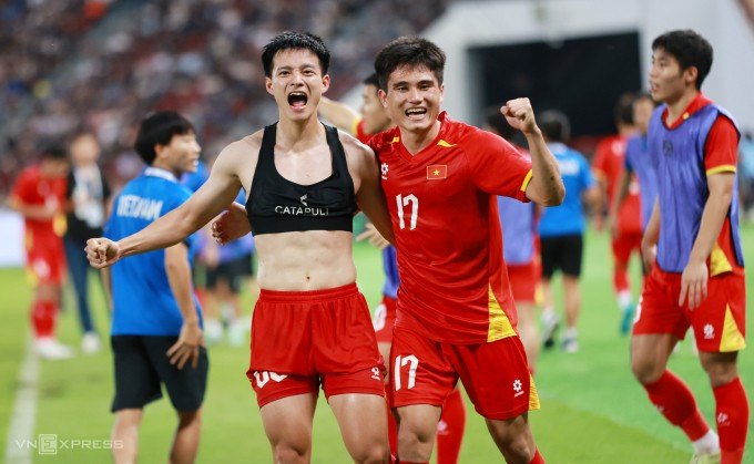 Tiền đạo Việt Nam Nguyễn Thanh Nhàn (trái) nhận thẻ vàng vì cởi áo ăn mừng sau khi ghi bàn ấn định chiến thắng 3-2 trước Thái Lan ở chung kết bóng đá nam SEA Games 33, trên sân Rajamangala ở Thái Lan vào ngày 18/12/2025. Ảnh: Đức Đồng