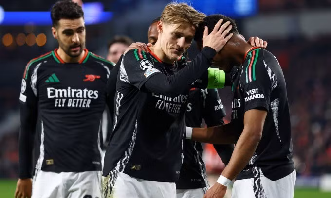 Odegaard (giữa) mừng bàn nâng tỷ số lên 6-1 cùng các đồng đội, trên sân Philips, Eindhoven, Hà Lan hôm 4/3. Ảnh: Reuters