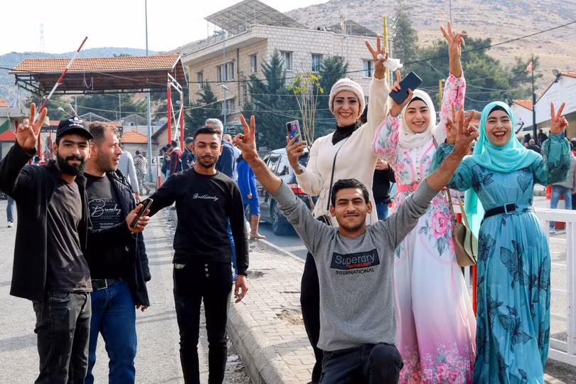 Người dân Syria ăn mừng sau khi trở về từ Lebanon thông qua cửa khẩu Masnaa.