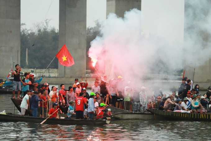 Người dân theo dõi giải đua ghe tại lễ hội cầu ngư ở làng Thai Dương Hạ hôm 27/2. Ảnh: Võ Thạnh