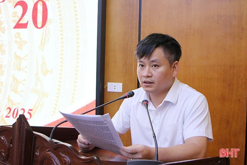 Trưởng phòng Tài chính – Kế hoạch Bùi Chiến Thắng trình bày các báo cáo, tờ trình tại kỳ họp. bqbht_br_chien-thang.jpg