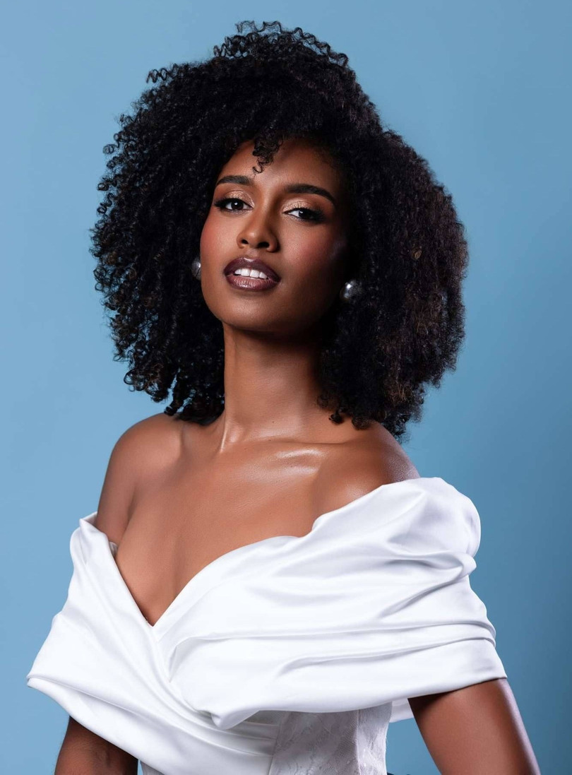 Aurélie Joachim đến từ Martinique là thí sinh tiếp theo được gọi tên vào top 40 cuộc thi. Cô năm nay 27 tuổi, thông thạo tiếng Pháp, Tây Ban Nha, tiếng Anh, từng là vận động viên điền kinh. Tại Miss World lần thứ 72, Aurélie Joachim gây ấn tượng với làn da nâu khỏe mạnh và mái tóc xù cá tính. Ảnh: @aureliejoa.