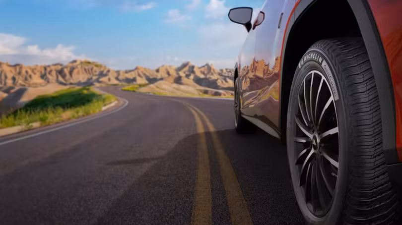 Bề mặt và gai lốp ảnh hưởng trực tiếp đến độ bám, đặc biệt trên đường trơn trượt hoặc khi phanh đột ngột