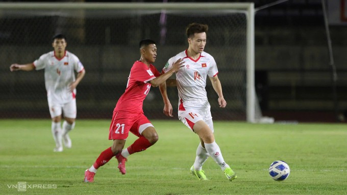 Tiền vệ Nguyễn Hoàng Đức chuyền bóng trong trận Việt Nam gặp Lào trên sân Quốc gia ở Vientiane, Lào, vòng loại Asian Cup 2027 tối 19/11/2025. Ảnh: Đoàn Huynh