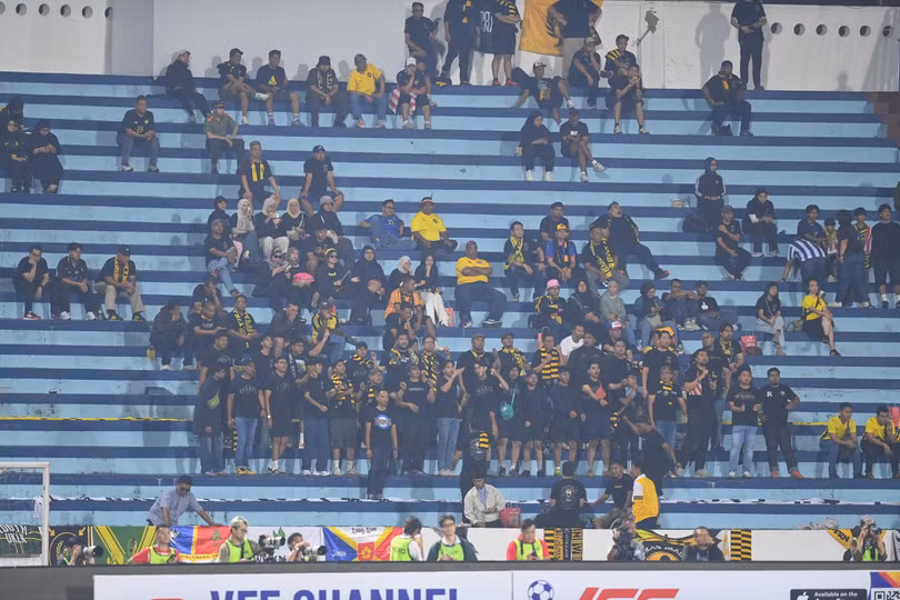 CĐV Malaysia muốn các cầu thủ chiến đấu vì danh dự, nhưng giành điểm trước tuyển Việt Nam là nhiệm vụ khá khó khăn. Ảnh: Việt Linh.