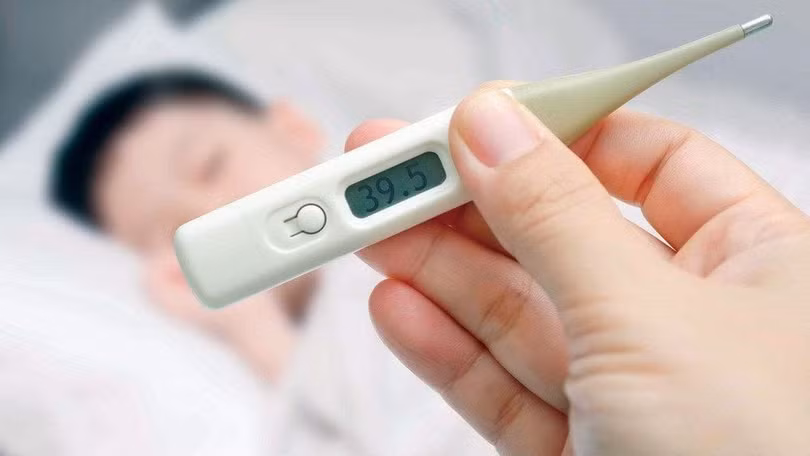 Nếu trẻ sốt cao khó hạ trên 48 giờ cần đưa trẻ đi khám ngay.