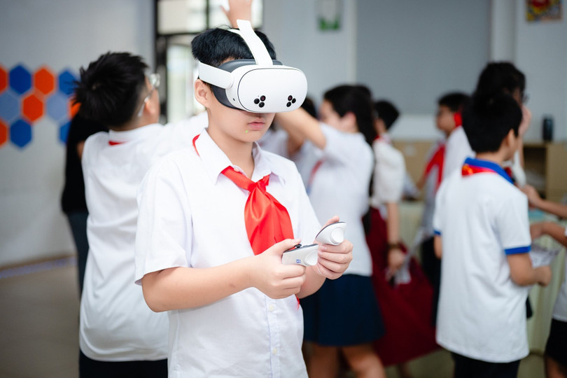 Students of Hoang Mai Secondary School experience virtual reality technology. (Photo: NTCC) Học sinh Trường THCS Hoàng Mai trải nghiệm công nghệ thực tế ảo. (Ảnh: NTCC)