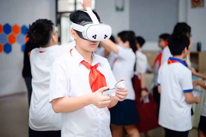 Học sinh Trường THCS Hoàng Mai trải nghiệm công nghệ thực tế ảo. (Ảnh: NTCC)