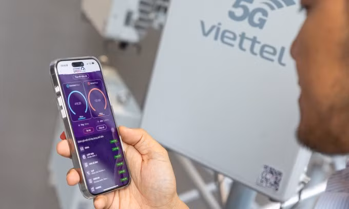 Một người đang đo tốc độ mạng 5G trên điện thoại sáng 15/10. Ảnh: Lưu Quý