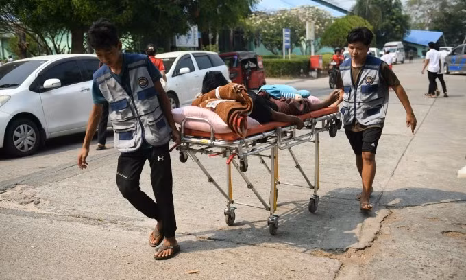 Nhân viên y tế di chuyển nạn nhân động đất bên trong một bệnh viện ở Naypyidaw ngày 28/3. Ảnh: AFP