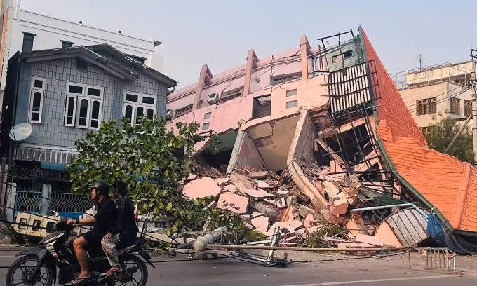 Một tòa nhà bị đổ sập vì động đất ở Mandalay, thành phố lớn thứ hai Myanmar, hôm 28/3. Ảnh: AFP