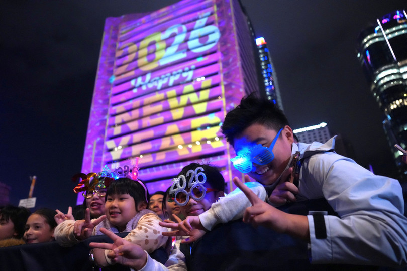 23h giờ Hà Nội: Người dân tụ tập và hòa mình vào không khí lễ hội đón năm mới tại tòa nhà Ngân hàng Trung Quốc ở khu Central, Hong Kong (Trung Quốc). Ảnh: Reuters.