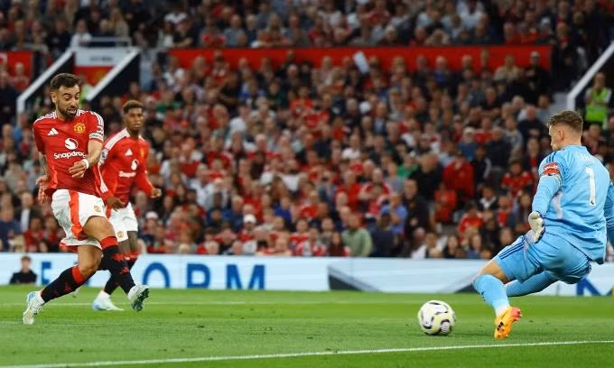 Bruno Fernandes bỏ lỡ cơ hội đối mặt trong hiệp một trận gặp Fulham. Ảnh: Reuters