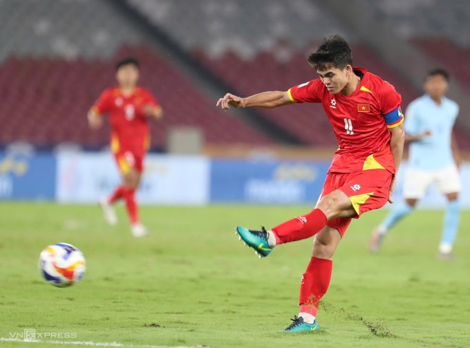 Khuất Văn Khang dứt điểm trong trận Việt Nam thắng Campuchia 2-1 ở lượt cuối bảng C U23 Đông Nam Á 2025, tại sân Gelora Bung Karno, Indonesia ngày 22/7/2025. Ảnh: Hai Tư Khuất Văn Khang dứt điểm trong trận Việt Nam thắng Campuchia 2-1 ở lượt cuối bảng C U23 Đông Nam Á 2025, tại sân Gelora Bung Karno, Indonesia ngày 22/7/2025. Ảnh: Hai Tư
