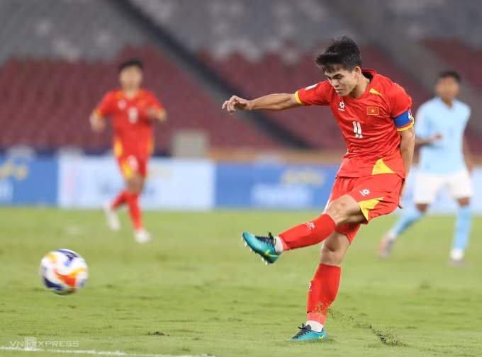 Khuất Văn Khang dứt điểm trong trận Việt Nam thắng Campuchia 2-1 ở lượt cuối bảng C U23 Đông Nam Á 2025, tại sân Gelora Bung Karno, Indonesia ngày 22/7/2025. Ảnh: Hai Tư