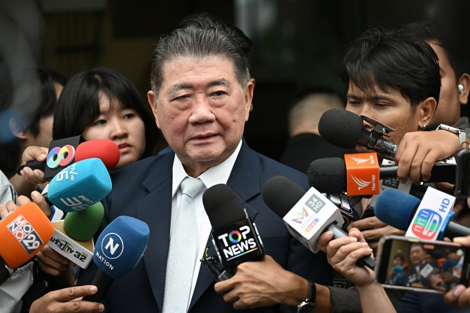 Quyền Thủ tướng Thái Lan Phumtham Wechayachai trả lời truyền thông ở Bangkok ngày 3/7. Ảnh: AFP Quyền Thủ tướng Thái Lan Phumtham Wechayachai trả lời truyền thông ở Bangkok ngày 3/7. Ảnh: AFP