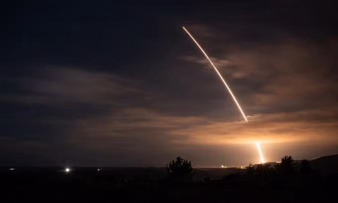 Tên lửa Minuteman III khai hỏa từ căn cứ Vandenberg ở California, Mỹ, hôm 5/11. Ảnh: AFGSC