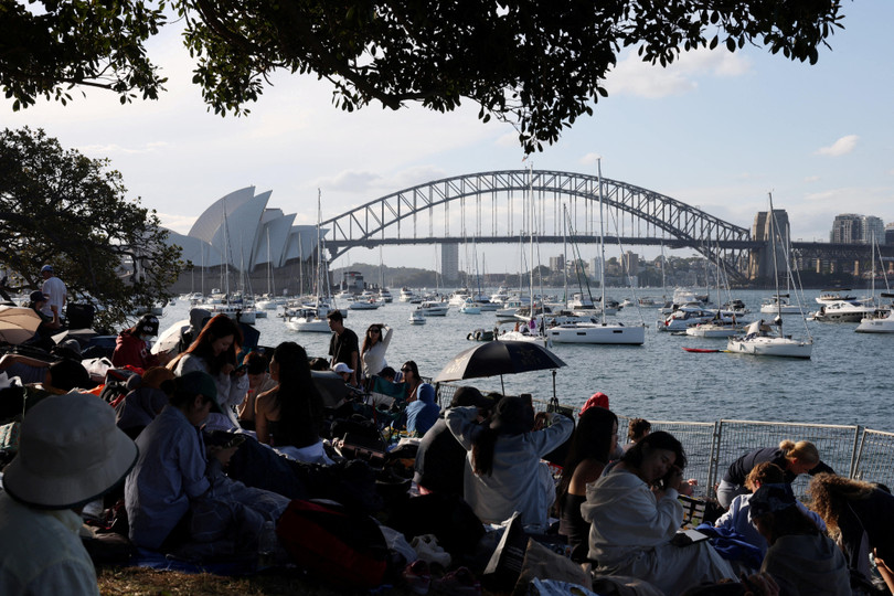 16h30 giờ Hà Nội: Ước tính có khoảng một triệu người tập trung tại các điểm ngắm pháo hoa ở Sydney hôm nay để đón năm mới. Lực lượng an ninh sẽ túc trực xuyên đêm 31/12, sẵn sàng ứng phó với mọi tình huống, bảo đảm các hoạt động đón năm mới diễn ra an toàn, thông suốt. Ảnh: Reuters.