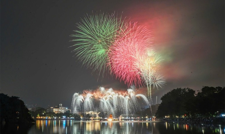 Pháo hoa chào năm mới 2026 tại Hà Nội...