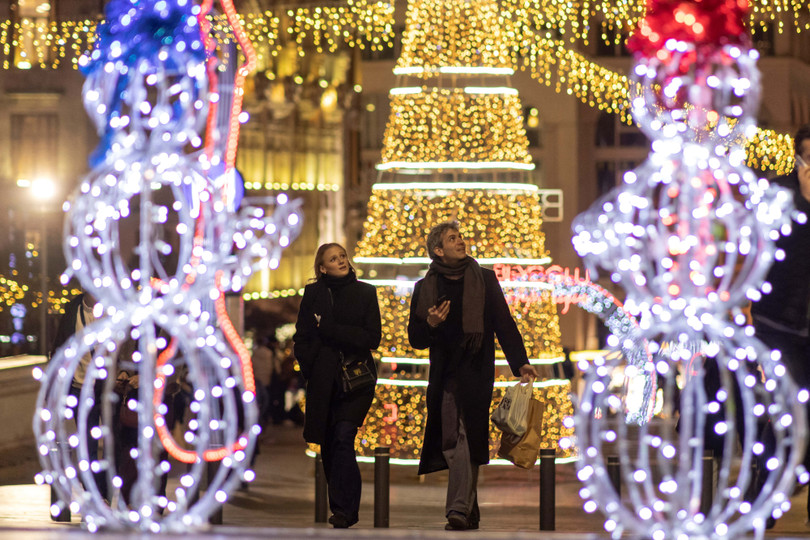 Tại Istanbul (Thổ Nhĩ Kỳ), các tuyến phố trung tâm được trang hoàng lộng lẫy bằng hàng nghìn ánh đèn đủ sắc màu. Ảnh: Reuters.