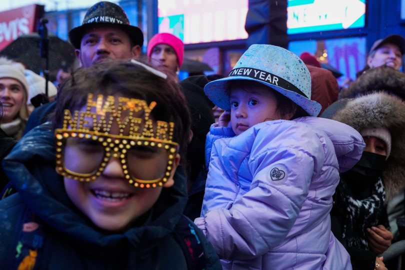 Tại Quảng trường Thời đại New York (Mỹ), công tác diễn tập cho lễ đón năm mới được tiến hành khẩn trương, tái hiện những khoảnh khắc then chốt của sự kiện được mong chờ nhất trong năm. Tâm điểm của buổi tổng duyệt là quả cầu “Constellation Ball” hoàn toàn mới. Trước đó, các nhà tổ chức đã tập trung kiểm tra quy trình nâng và hạ quả cầu trên cột trụ cao khoảng 42m tại quảng trường mang tính biểu tượng này. Bên cạnh đó, màn thả pháo giấy cũng được chạy thử, khi hàng nghìn mảnh giấy đủ sắc màu tung bay, phủ kín không gian, tạo nên khung cảnh rực rỡ và sôi động. Ảnh: Reuters.