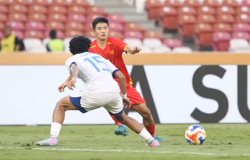 Viktor Lê chơi đầy năng nổ sau khi vào sân. Ảnh: Tâm Minh.