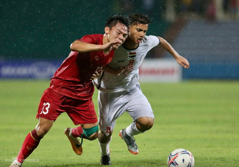 Hồ Văn Cường (áo đỏ) tranh chấp với cầu thủ Yemen trong trận Việt Nam thắng Yemen 1-0 tại vòng loại U23 châu Á 2024, tại sân Việt Trì, Phú Thọ ngày 9/9/2023. Ảnh: Hiếu Lương viet-nam-yemen-vong-loai-u23-c-5154-3192-1748508447.jpg