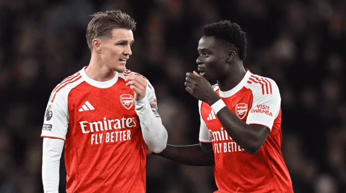 Martin Odegaard (trái), Bukayo Saka đều để ngỏ khả năng ra sân trước Man City. Ảnh: Arsenal FC