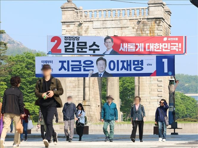 Băng rôn tranh cử tổng thống của các ứng cử viên Kim Moon-soo (trên) và Lee Jae-myung (dưới) tại Seoul, Hàn Quốc ngày 12/5/2025. Ảnh: Yonhap/TTXVN Băng rôn tranh cử tổng thống của các ứng cử viên Kim Moon-soo (trên) và Lee Jae-myung (dưới) tại Seoul, Hàn Quốc ngày 12/5/2025. Ảnh: Yonhap/TTXVN