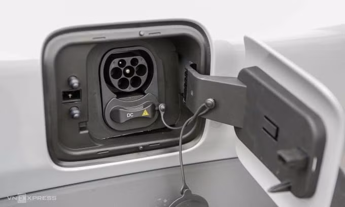 Cổng sạc trên VF 3 với chuẩn CCS2 dòng AC, kết hợp cổng DC. Ảnh: Lương Dũng
