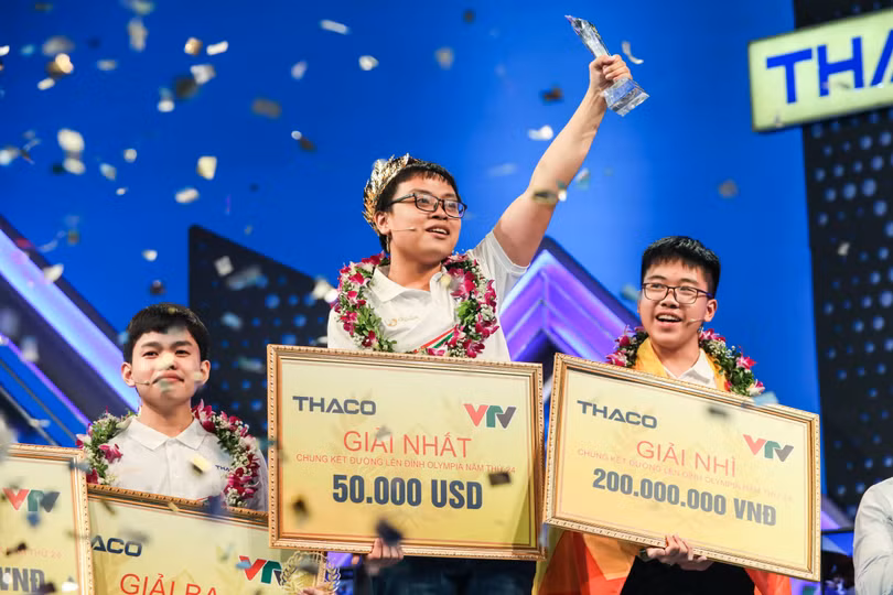 Võ Quang Phú Đức mang vòng nguyệt quế chung kết Olympia thứ 3 về cho trường Quốc học - Huế. Ảnh: Việt Hà.