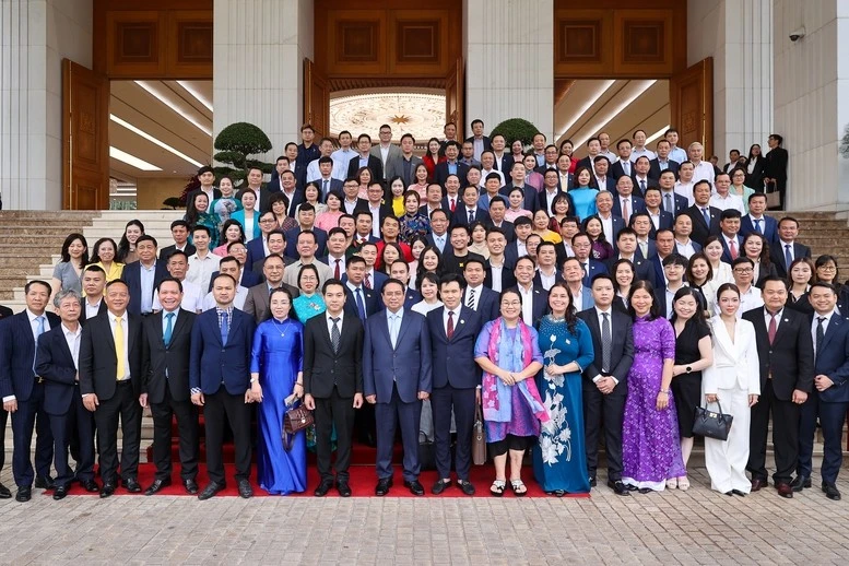 Thủ tướng cùng lãnh đạo các bộ, ngành và đại diện cộng đồng doanh nghiệp - Ảnh: VGP/Nhật Bắc