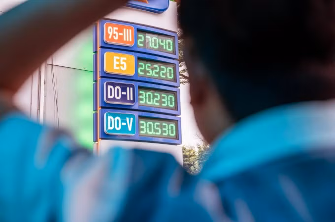 Người dân đổ xăng tại một cửa hàng ở Hà Nội, tháng 3/2026. Ảnh: Giang Huy