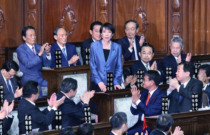Bà Sanae Takaichi được các nghị sĩ vỗ tay hoan nghênh sau cuộc bỏ phiếu ngày 21/10. Ảnh: AFP Bà Sanae Takaichi được các nghị sĩ vỗ tay hoan nghênh sau cuộc bỏ phiếu ngày 21/10. Ảnh: AFP